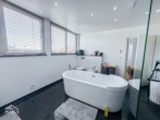 Badezimmer - Neuwertige Luxuswohnung mit Terrasse und Einbauküche