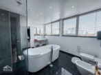 Badezimmer - Neuwertige Luxuswohnung mit Terrasse und Einbauküche