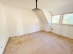 Dachgeschoss - Schlafzimmer - Entkerntes Zweifamilienhaus mit Terrassengarten, Doppelgarage und toller Aussicht!