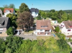 Ansicht Ostseite - Entkerntes Zweifamilienhaus mit Terrassengarten, Doppelgarage und toller Aussicht!