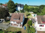 Ansicht Ostseite - Entkerntes Zweifamilienhaus mit Terrassengarten, Doppelgarage und toller Aussicht!