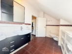 Großes Badezimmer - masterbathroom - Helles Einfamilienhaus mit Garten, EBK und Garage – Beautiful house with garden, kitchen and garage!