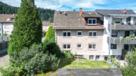 Hausansicht Hinten - Familienfreundliches 1-3 Familienhaus in ruhiger Lage mit Garten und 3 Garagen