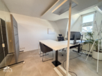 Schlafzimmer unten - Zentral, geräumig, hell – schöne 3-Zimmer-Dachgeschosswohnung mit Balkon und Stellplatz