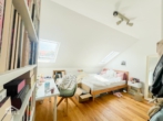 Schlafzimmer 1 - Lichtdurchflutete 4-Zimmer-Dachgeschosswohnung im Herzen des Stuttgarter Westens!