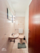 Separates WC - Helle 2-Zimmer DG-Wohnung mit Balkon, zusätzlicher Nutzfläche, EBK und Tiefgarage!